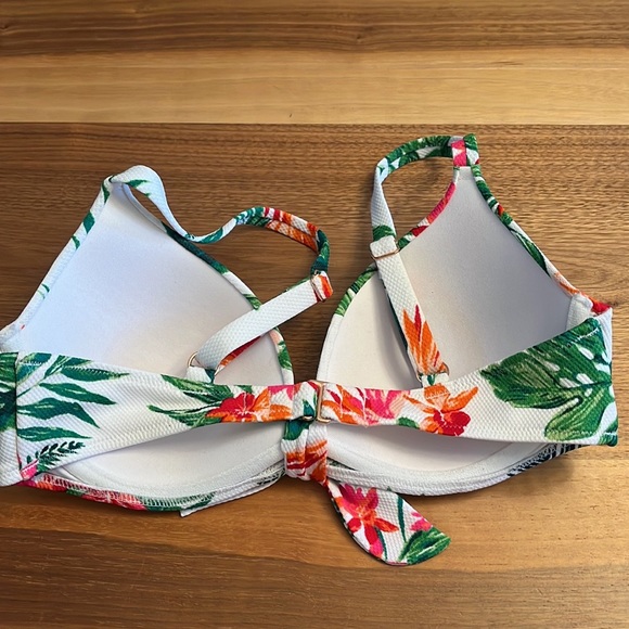 NWOT Shade & Shore Bikini Top
Beautiful design. Size 34C
#124A - Picture 3 of 4